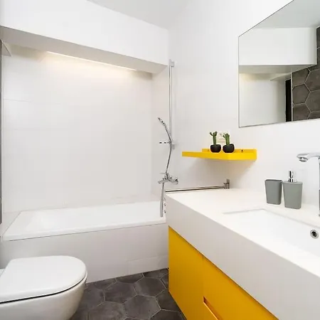 Apartman Central, Parking, Play Area, 1km To The Sea